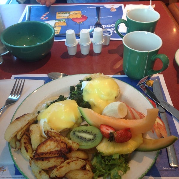 Photo taken at Cora&#39;s Breakfast &amp; Lunch by Vivila on 1/4/2014