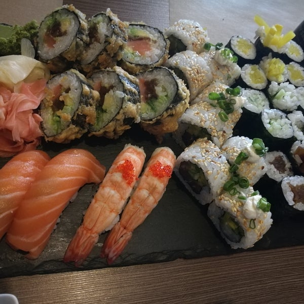 Foto tomada en Nine Kitchen  sushi &amp; fusion  por Max S. el 8/15/2017