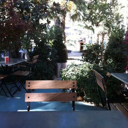 Foto diambil di Popup Kafe oleh Selin O. pada 10/19/2012
