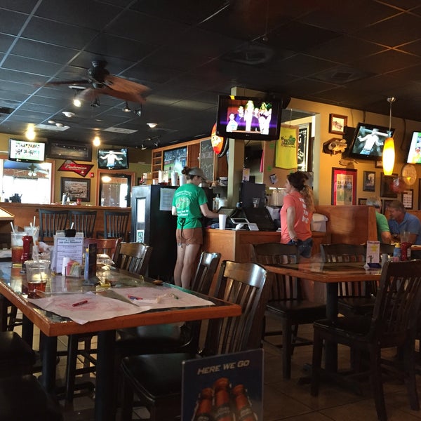 รูปภาพถ่ายที่ Pickle Barrel Cafe &amp; Sports Pub - Milledgeville โดย Mr.Max เมื่อ 7/8/2016
