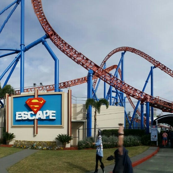 Photo taken at Superman Escape by Khulood A. on 7/14/2016