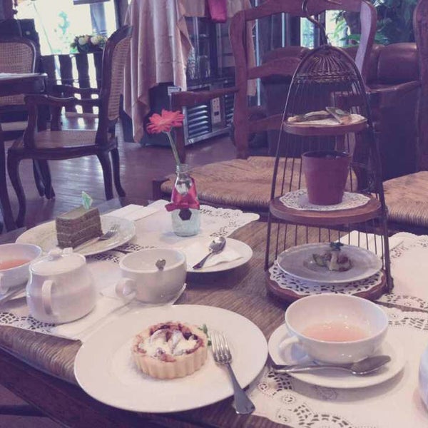 Photo taken at OZA Tea House by adhitia putri k. on 4/17/2014