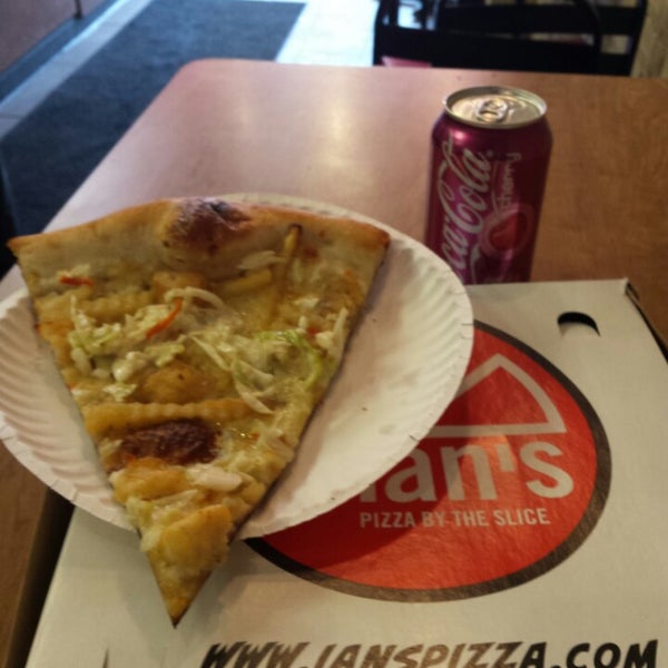Снимок сделан в Ian&#39;s Pizza пользователем Bill B. 2/27/2015