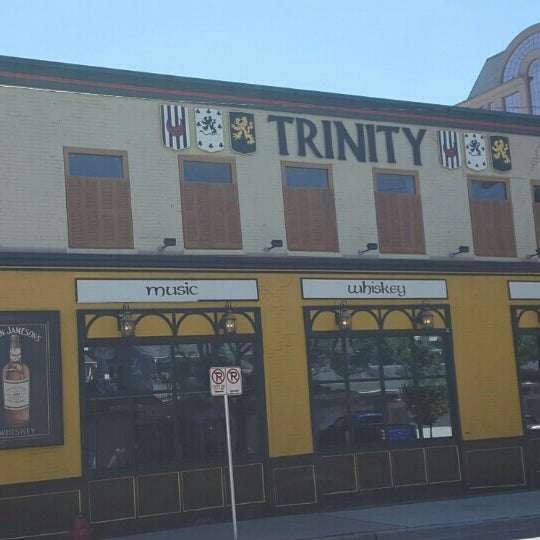 Das Foto wurde bei Trinity Three Irish Pubs von Bill B. am 6/27/2016 aufgenommen