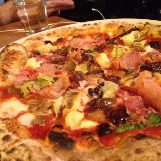 Das Foto wurde bei Tutta Bella Neapolitan Pizzeria von Richard C. am 9/29/2012 aufgenommen