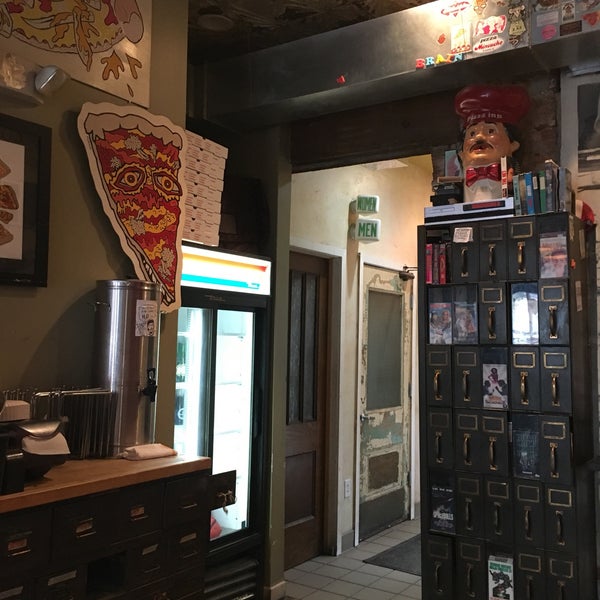10/4/2016 tarihinde Charles M.ziyaretçi tarafından Pizza Brain'de çekilen fotoğraf