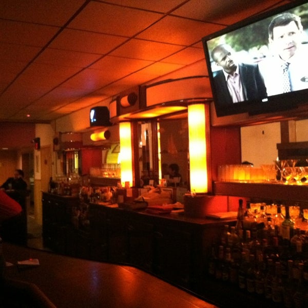 Foto tomada en Gino&#39;s Restaurant &amp; Cocktail Lounge  por Jeremy L. el 1/12/2013