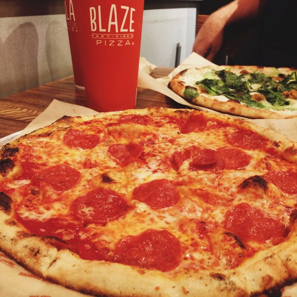 Das Foto wurde bei Blaze Pizza von Ari D. am 12/1/2015 aufgenommen