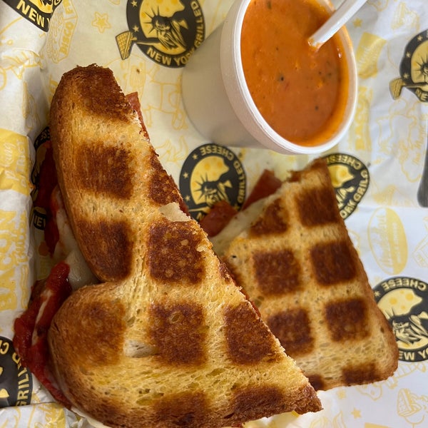 Foto scattata a New York Grilled Cheese Co. da Ari D. il 4/1/2023