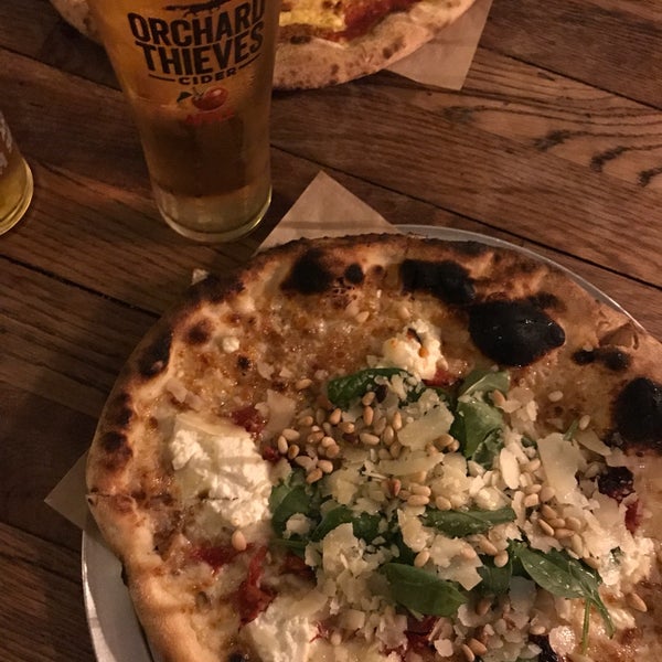 Amazing wood fired pizzas. Great crust w/ interesting toppings making each pizza special. I loved the #5. Loved the atmosphere, amount of local beers and staff ❤️ highly recommended for travelers