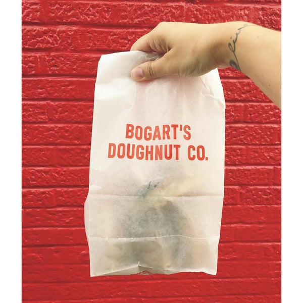 Foto tomada en Bogart&#39;s Doughnut Co.  por Abby A. el 8/8/2015
