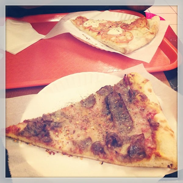 Foto tirada no(a) Pizza Paradise por Kelsey A. em 1/9/2013