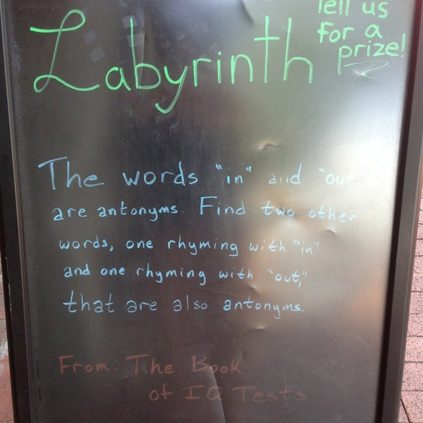 6/1/2013 tarihinde Tyna C.ziyaretçi tarafından Labyrinth Games &amp; Puzzles'de çekilen fotoğraf