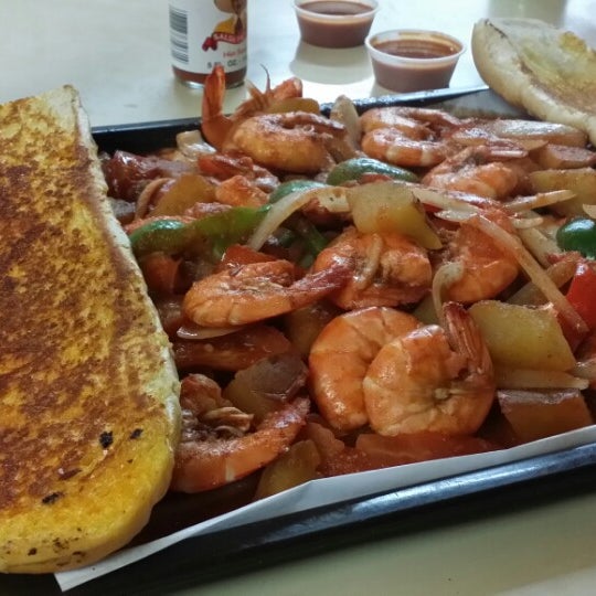 Foto scattata a Crusty Crab Fish Market and Restaurant da Oscar V. il 5/19/2014