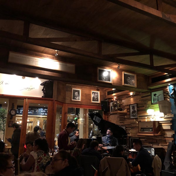Foto diambil di Café Bar 500 Noches San Cristóbal oleh Alejandro H. pada 9/2/2018