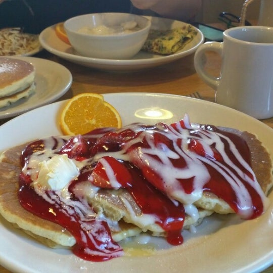 รูปภาพถ่ายที่ Hotcakes Emporium Pancake House &amp; Restaurant โดย Dana L. เมื่อ 2/10/2015