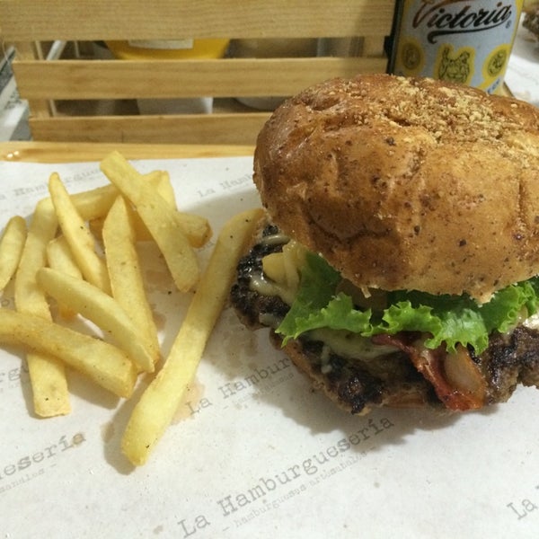 รูปภาพถ่ายที่ La Hamburgueseria, hamburguesas artesanales โดย Carolina A. เมื่อ 8/1/2014
