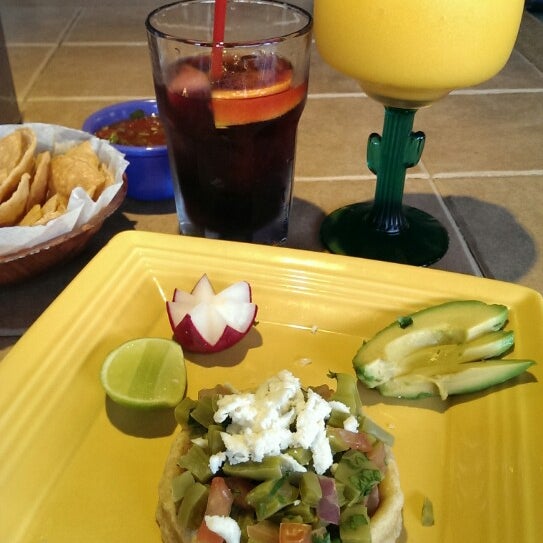 Foto tirada no(a) Birrieria Chalio Mexican Restaurant por HorsingaroundInLA em 5/5/2014