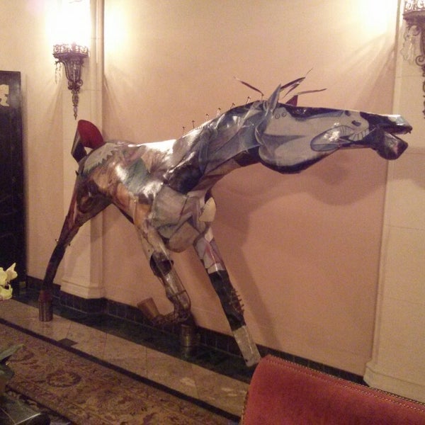 Foto diambil di Kensington Park Hotel oleh Ian D. pada 5/15/2013