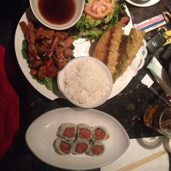 รูปภาพถ่ายที่ Nomura Sushi โดย Tom S. เมื่อ 1/1/2014