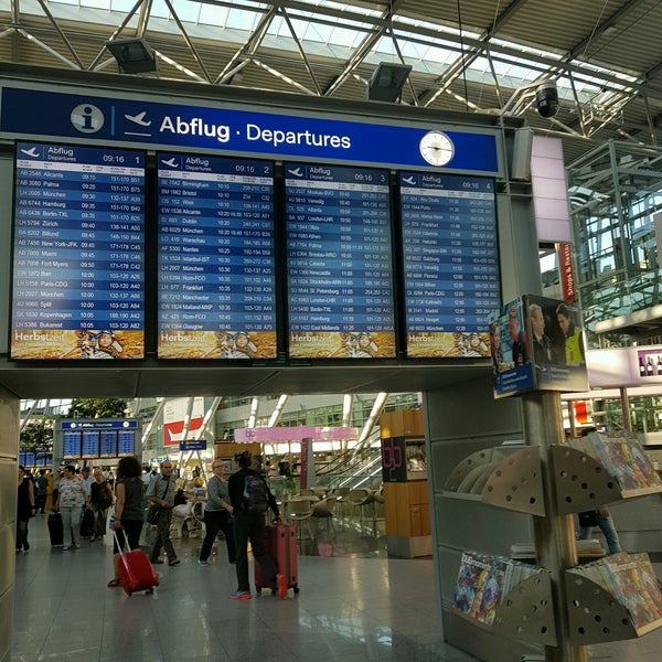 9/13/2016 tarihinde Luc L.ziyaretçi tarafından Düsseldorf Havalimanı (DUS)'de çekilen fotoğraf