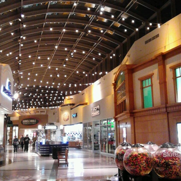 รูปภาพถ่ายที่ Triangle Town Center Mall โดย Allyson R. เมื่อ 3/6/2013