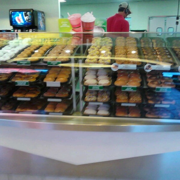 8/17/2013 tarihinde Allyson R.ziyaretçi tarafından Krispy Kreme Doughnuts'de çekilen fotoğraf