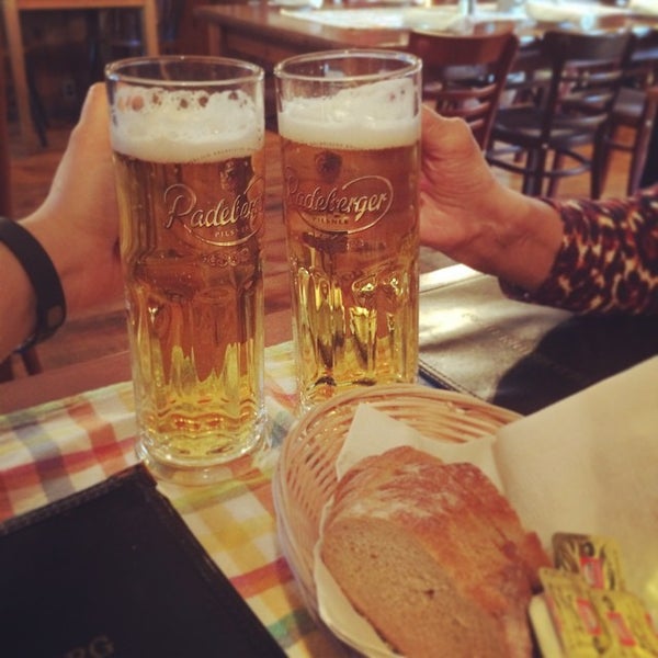 Foto scattata a Old Heidelberg German Restaurant da Danielle B. il 9/4/2014