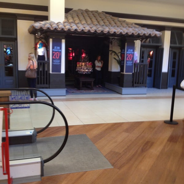 mall hollister