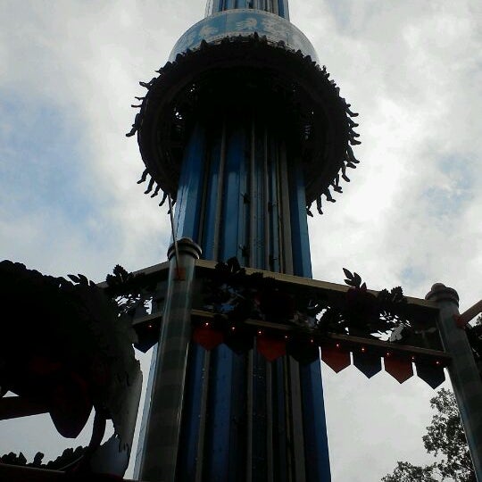 Photo taken at Mäch Tower - Busch Gardens by Libby L. on 9/29/2012