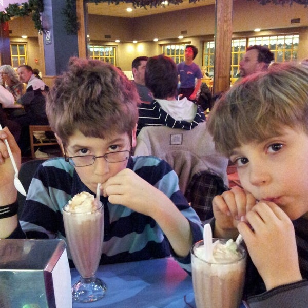 Photo taken at Fuddruckers by Michael B. on 12/14/2013