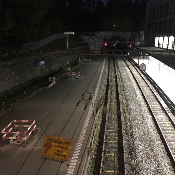 Foto diambil di Bahnhof Zürich Enge oleh Daniel B. pada 11/3/2017