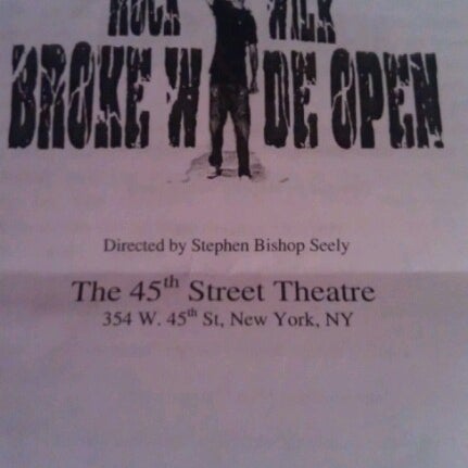 Photo prise au The New Theater at 45th Street par Sue C. le1/3/2013
