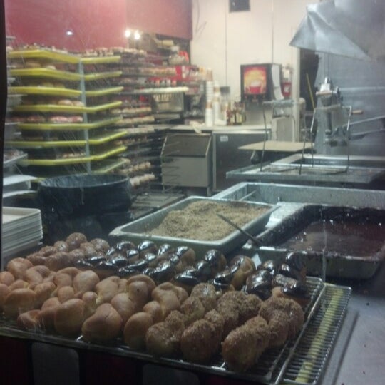 Photo taken at Winchell&#39;s Donuts by Emilio O. on 2/9/2013