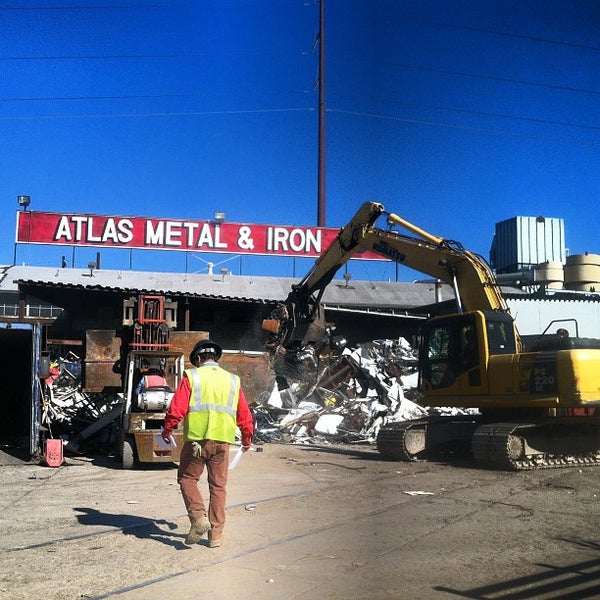 Foto diambil di Atlas Metal &amp; Iron Corp oleh 🎯Eric💀 . pada 9/14/2012
