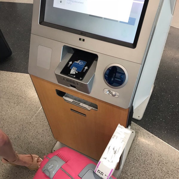 Foto scattata a American Airlines Ticket Counter da Exey P. il 8/28/2018