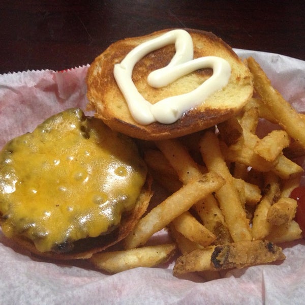 Foto tomada en Beth&#39;s Burger Bar  por MJCLife el 6/22/2014