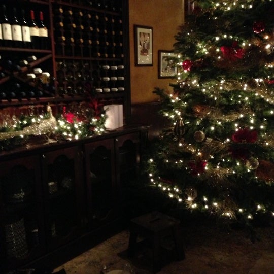 Foto tomada en La Traviata Restaurant Bar and Lounge  por DT el 11/28/2012