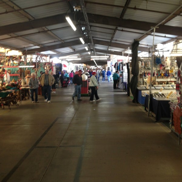 Foto tomada en Mesa Market Place Swap Meet  por Craig W. el 12/6/2013