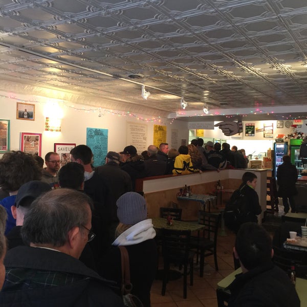 Foto scattata a Krazy Jim&#39;s Blimpy Burger da Bre il 12/30/2014