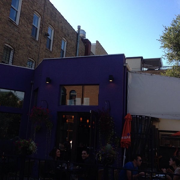 Foto tirada no(a) Feast Restaurant &amp; Bar por Blunt R. em 9/27/2013
