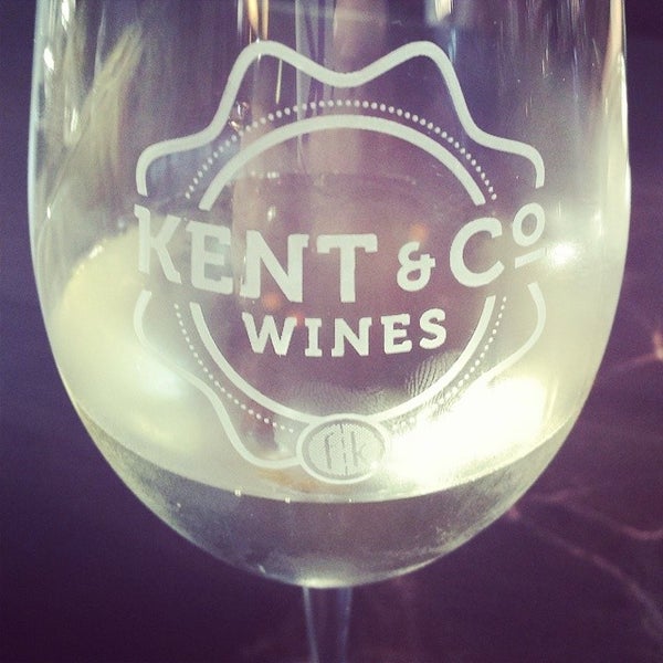 Photo prise au Kent &amp; Co. Wines par Corrie W. le7/11/2014