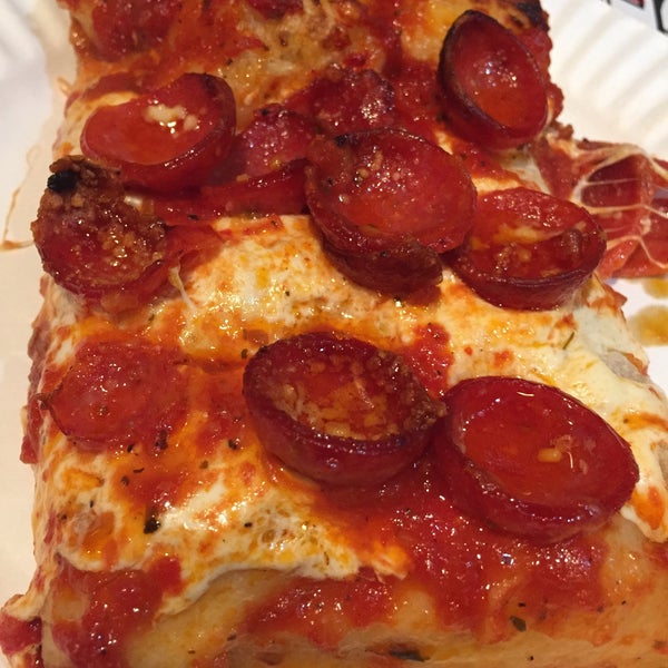 3/25/2016にMichele W.がPrince Street Pizzaで撮った写真