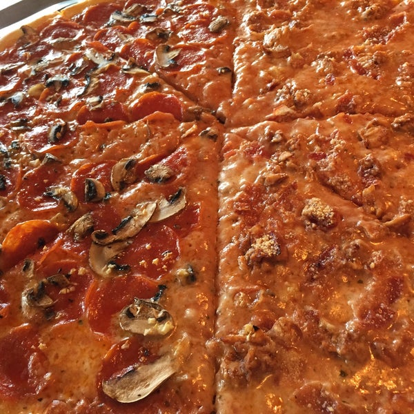 4/5/2015 tarihinde Michele W.ziyaretçi tarafından Flippin&#39; Pizza'de çekilen fotoğraf