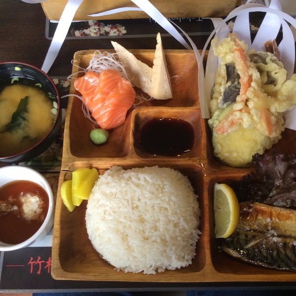 รูปภาพถ่ายที่ Bambuszliget Japán Étterem &amp; Sushi Bár โดย Yasunobu Y. เมื่อ 12/11/2014