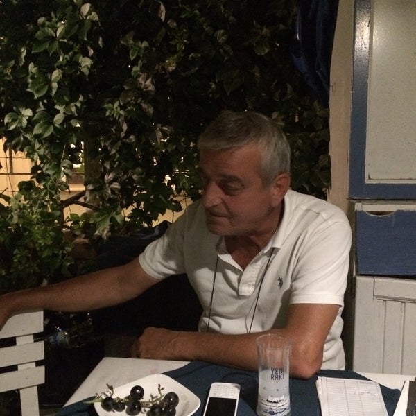 Foto tirada no(a) Marti Restaurant Cafe por Erdi K. em 8/23/2015