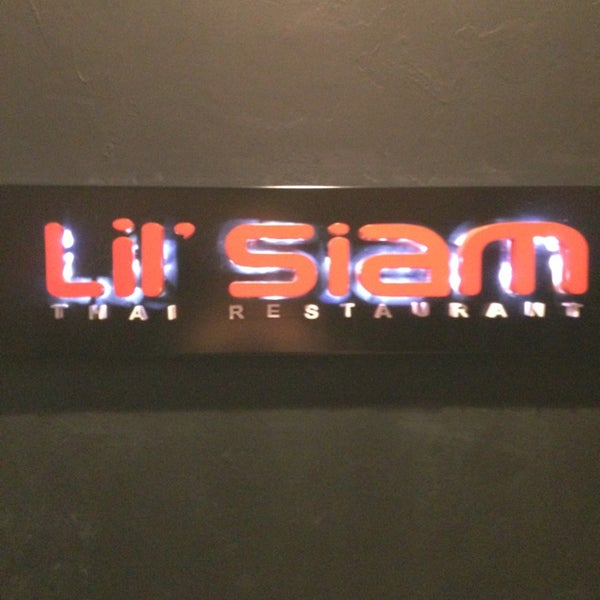 1/30/2013 tarihinde Devon H.ziyaretçi tarafından Lil Siam'de çekilen fotoğraf