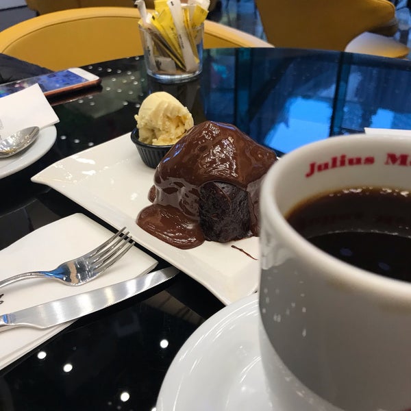Kahvesini ve çikolatalı kekini pek beğendik 😊