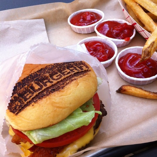 12/17/2012 tarihinde Julie W.ziyaretçi tarafından BurgerFi'de çekilen fotoğraf