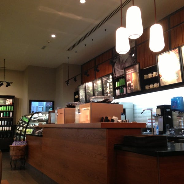 รูปภาพถ่ายที่ Starbucks โดย Mo F. เมื่อ 6/11/2013